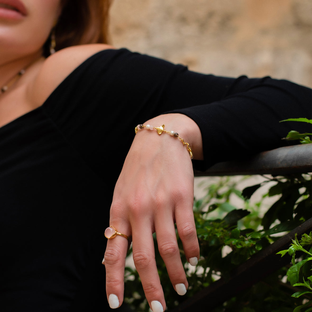 Divine armbånd i 18 karat guldbelagt sølv med blad og ædelstene