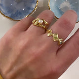 Fairytale ring i 18 karat guldbelagt sølv med ferskvandsperle og hvid topas