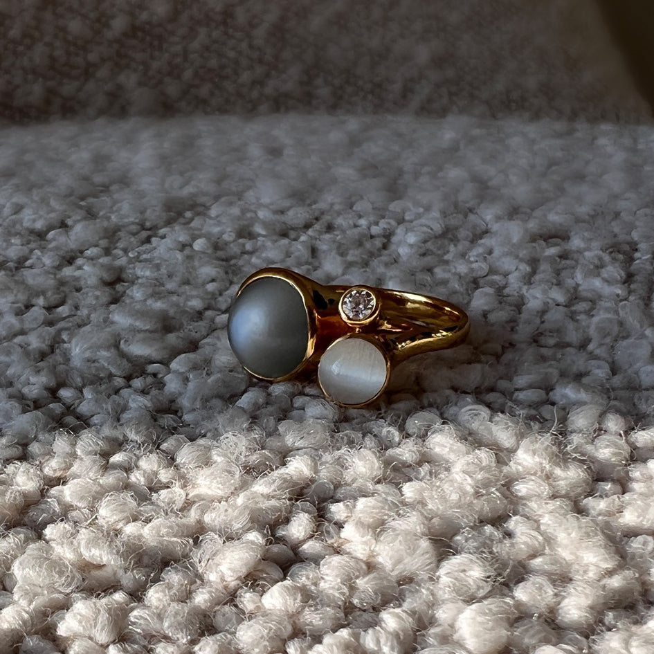Bee ring i 18 karat guldbelagt sølv med hvid og grå månesten