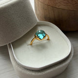 Grace ring i 18 karat guldbelagt sølv med london blå topas quartz