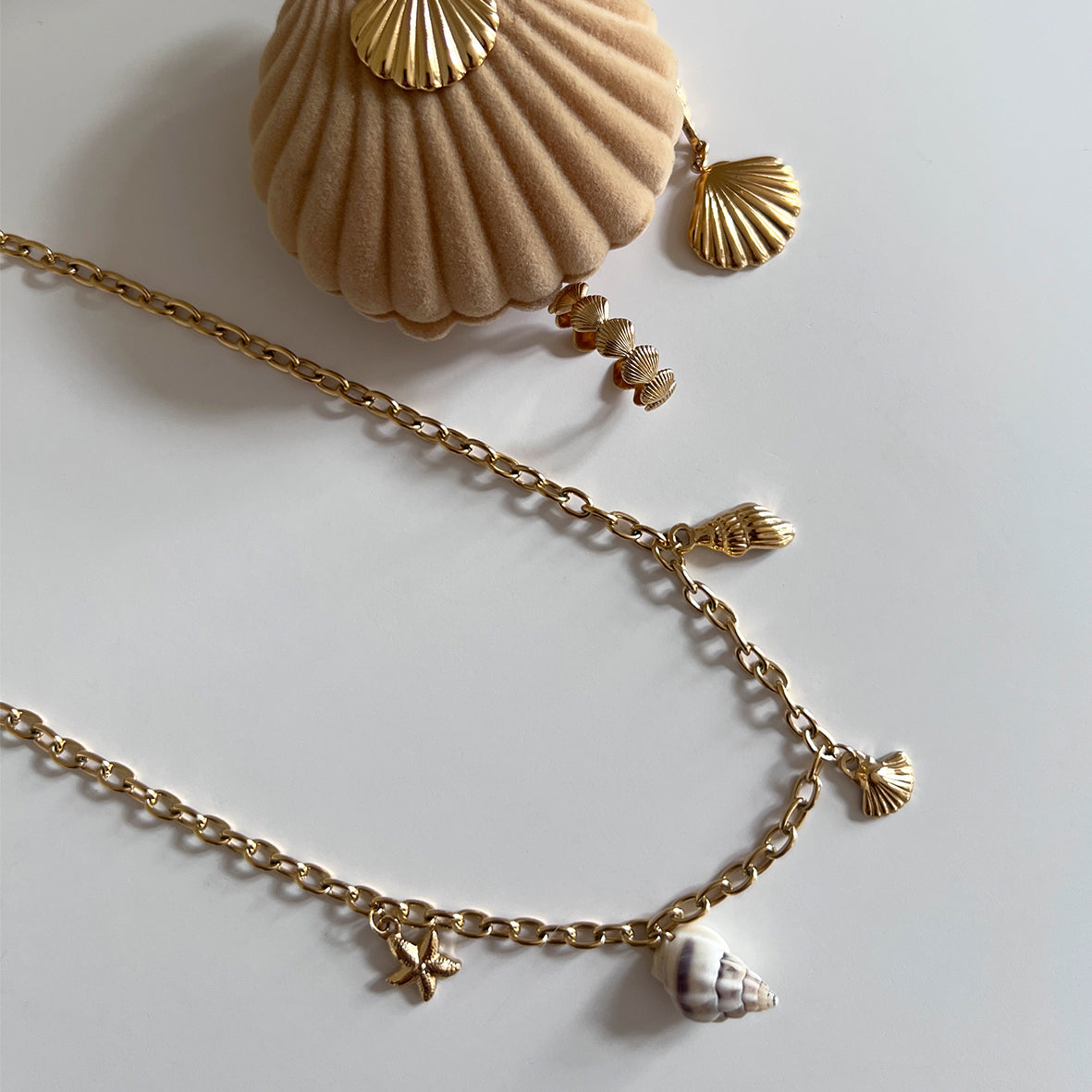 Coral halskæde med charms