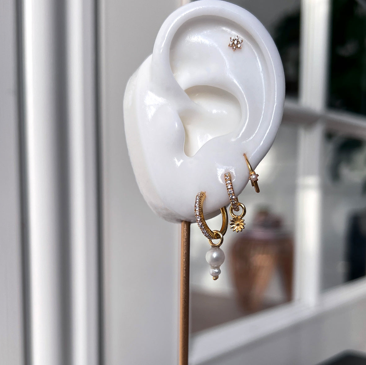 Individual med to ferskvandsperler charm i sølv 
