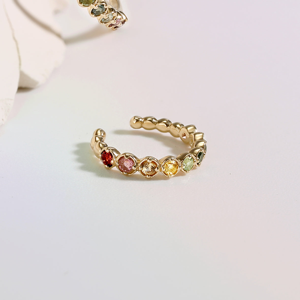 Fine cuff ørering i 14 kt guld med ædelstene