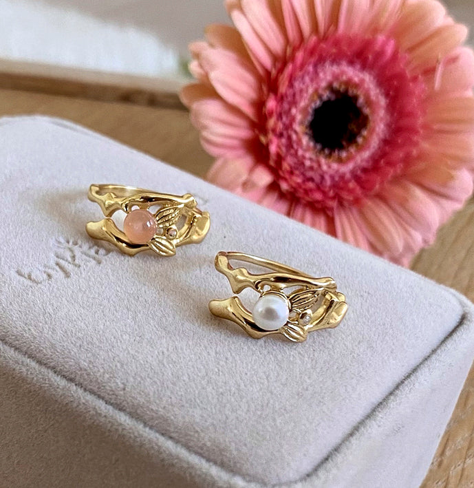 Fairytale ring i 18 karat guldbelagt sølv med ferskvandsperle og hvid topas