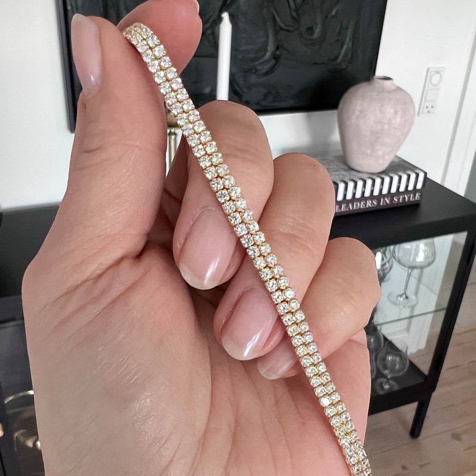 Curve tennis armbånd i 18 karat guldbelagt sølv med zirkonia