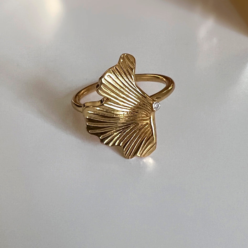 Divine ring i 18 karat guldbelagt sølv med blad og zirkonia