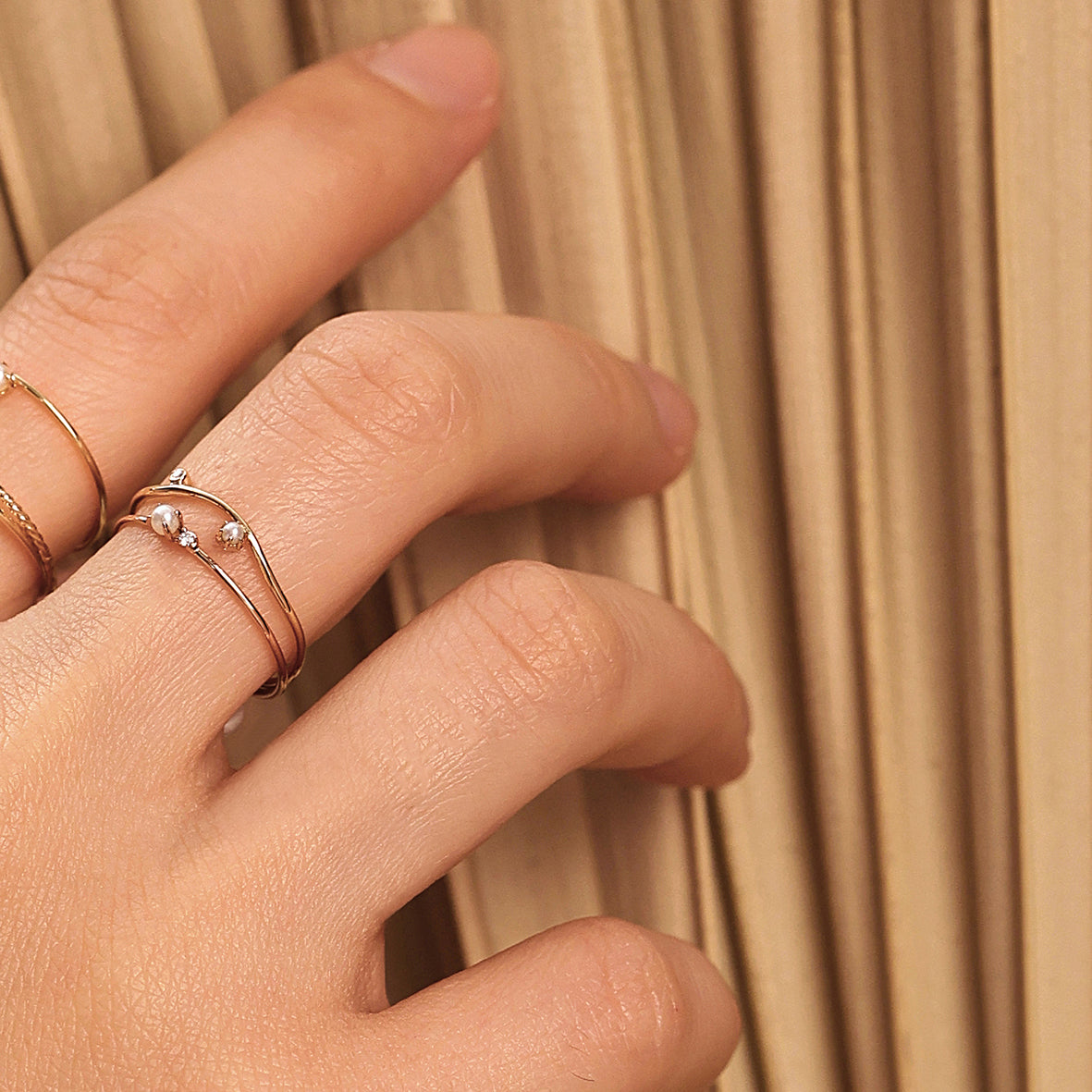 Fine ring i 14 kt guld med diamant og ferskvandsperle