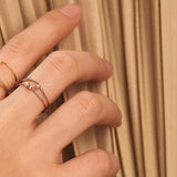 Fine ring i 14 kt guld med diamant og ferskvandsperle
