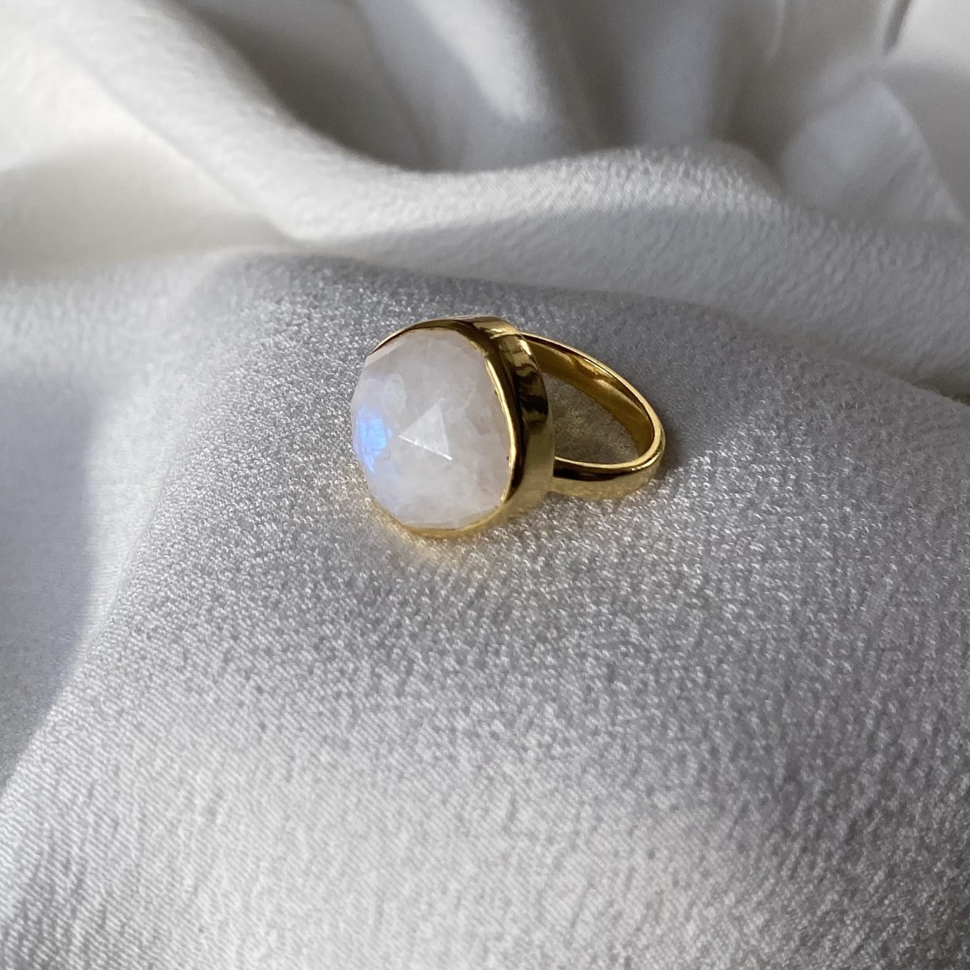 Rainbow ring i 18 karat guldbelagt sølv med regnbue månesten