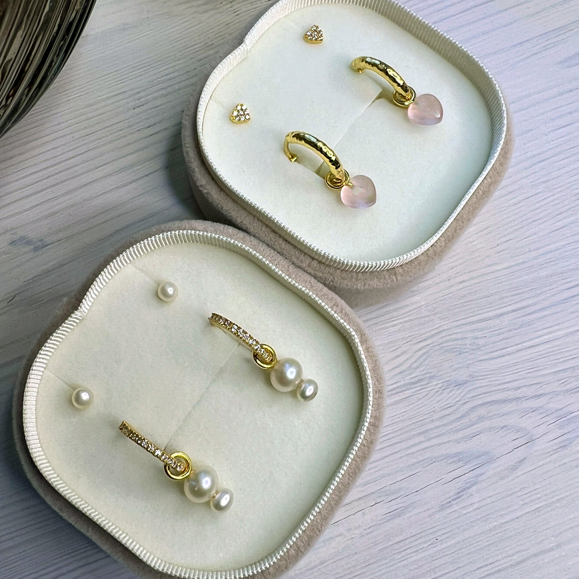Individual med to ferskvandsperler charm i 18k guldbelagt sølv 
