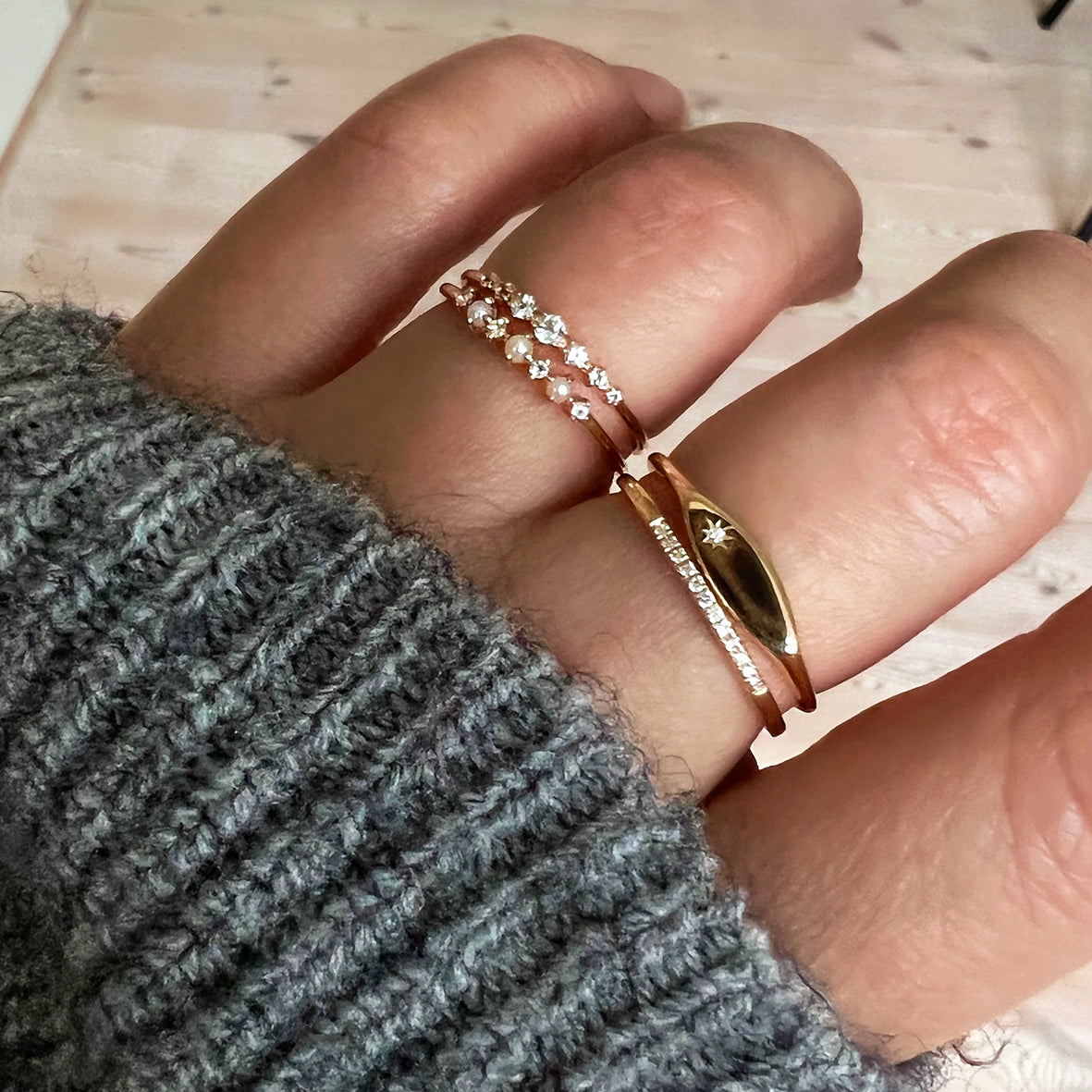 Fine signet ring i 14 kt guld med diamant