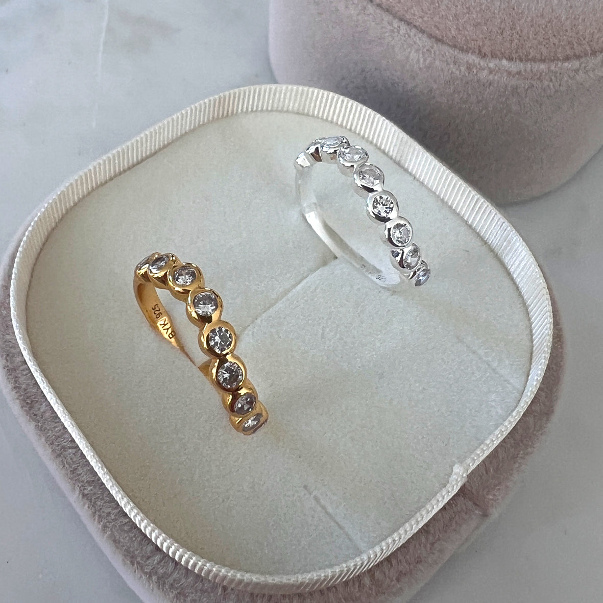 Wave ring i sølv med 9 zirkonia