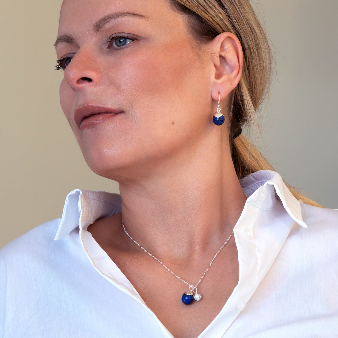 Glory kæde i sølv med vedhæng af lapis lazuli og hvide topaser