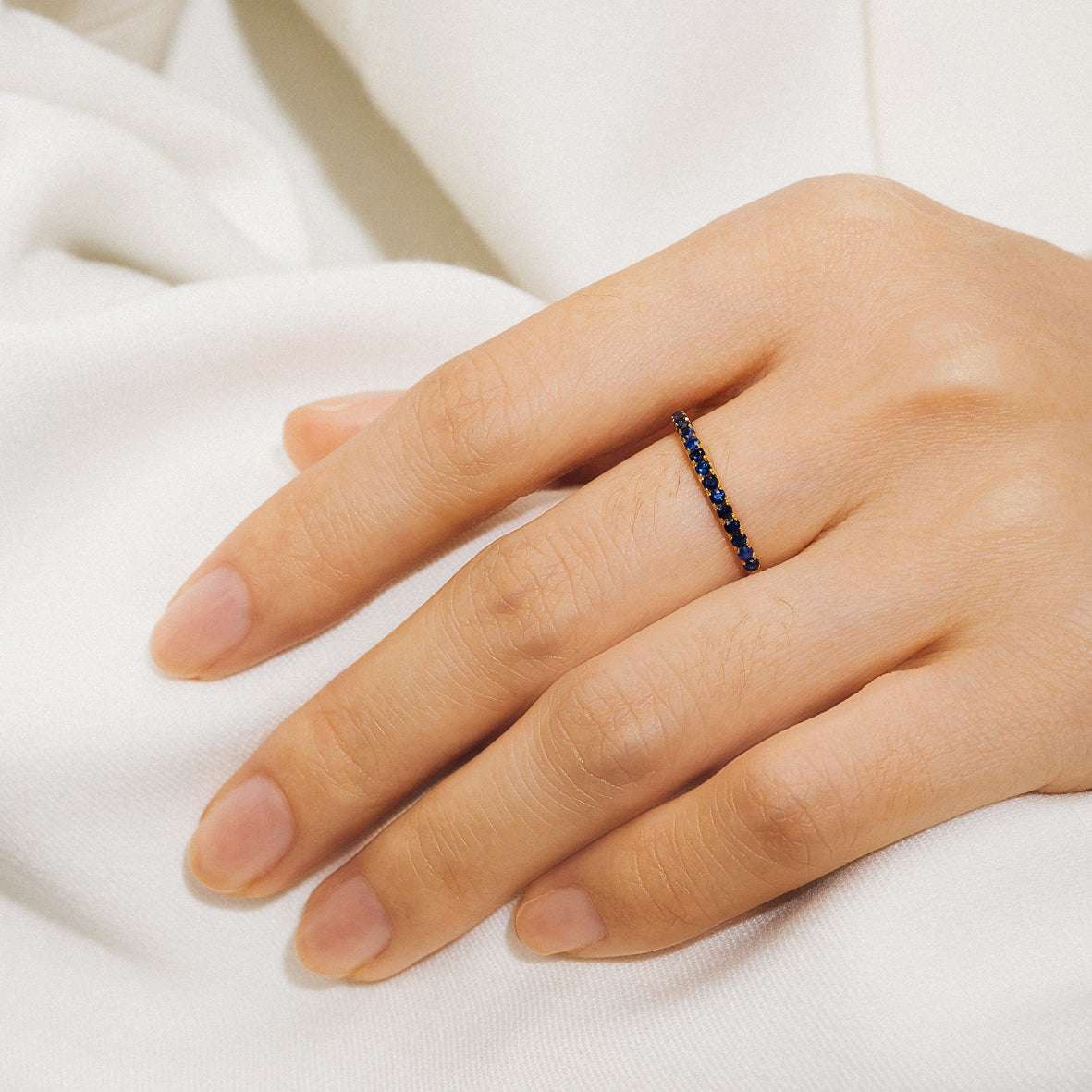 Fine ring i 14 kt guld med Safir