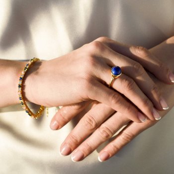 Royal ring i 18 karat guldbelagt sølv med lapis lazuli 
