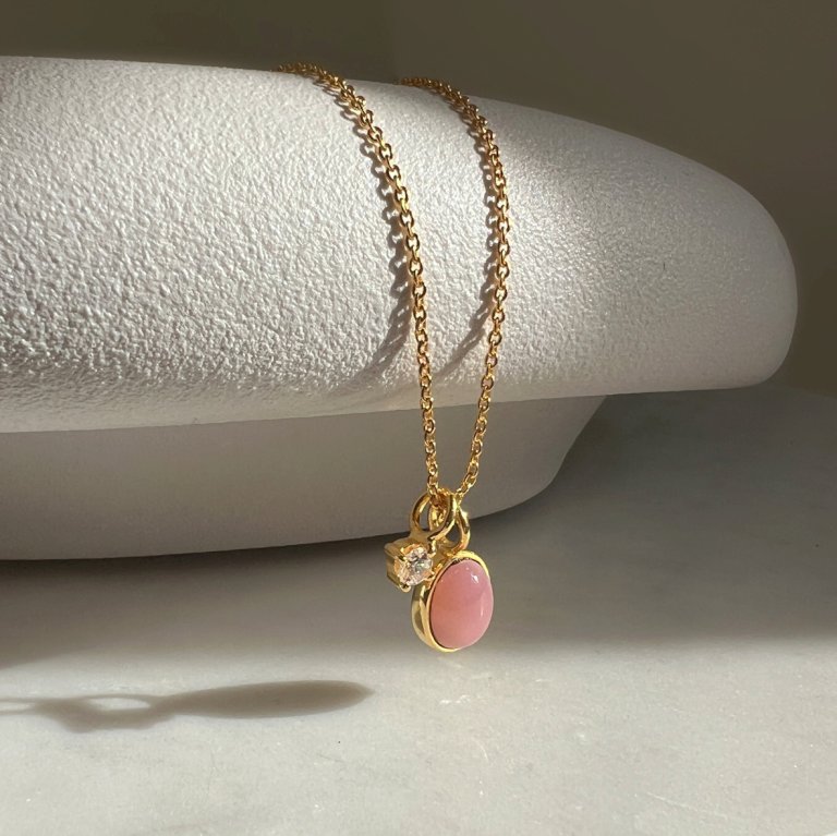 Royal halskæde i 18 karat guldbelagt sølv med pink opal og zirkonia