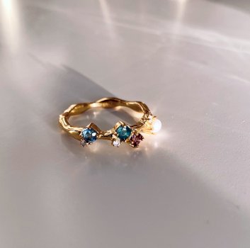 Glow ring i 18 karat guldbelagt sølv med blå topas, diamant, smaragd, ferskvandsperle og pink turmal...