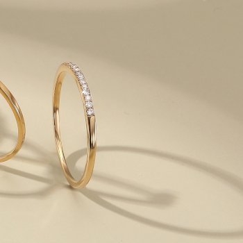 Fine ring i 14 karat gull besatt med naturlige diamanter