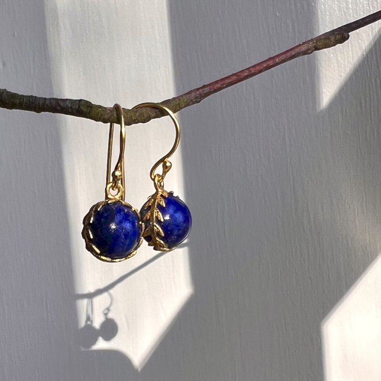 Arktisk pil øreringe i 18 karat guldbelagt sølv med blå lapis lazuli ædelsten